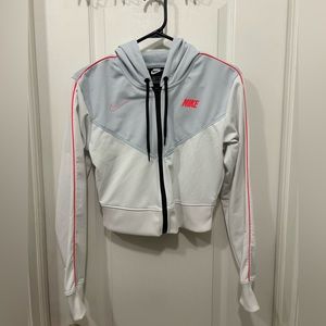 Nike cropped sweater with orange detailing 🧡🤍💙